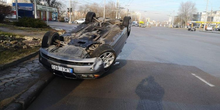 O șoferiță din Capitală și-a întors BMW-ul cu roțile în sus. Avea viteză excesivă | FOTO