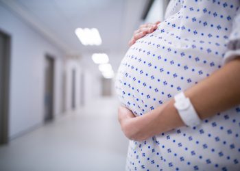 O gravidă, blocată între nămeți. Femeia nu reușea să ajungă la spital pentru a naște