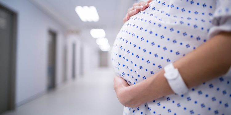 O gravidă, blocată între nămeți. Femeia nu reușea să ajungă la spital pentru a naște