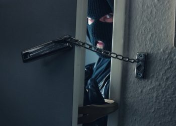 Cei mai ghinioniști hoți din lume au fost prinși după ce unul s-a așezat pe telefon și a sunat la poliție