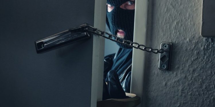 Cei mai ghinioniști hoți din lume au fost prinși după ce unul s-a așezat pe telefon și a sunat la poliție