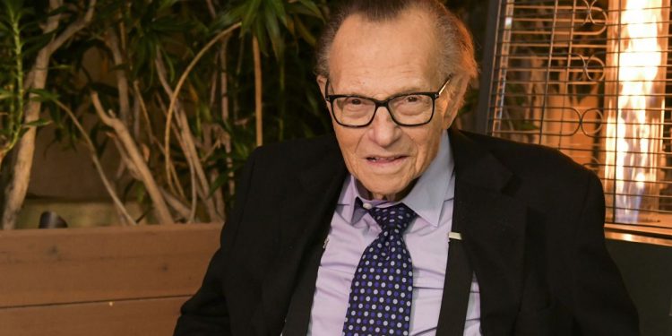 Larry King a murit la vârsta de 87 de ani. Celebrul jurnalist american fusese internat în spital cu COVID-19