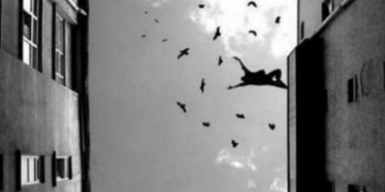 O femeie de 28 de ani, mamă a trei copii, s-a sinucis, aruncâdu-se peste fereastră. Tânăra suferea de depresie postnatală