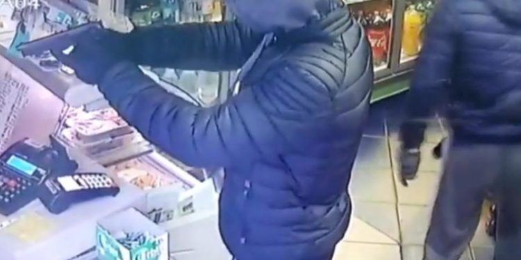 O stație PECO din Chișinău, jefuită de zeci de mii de lei cu pistoale jucării