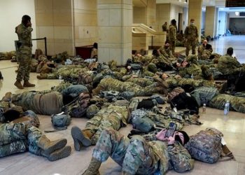 Capitoliu sa transformat în cazarmă: Soldații din Garda Națională a SUA dorm pe jos, pregătiți pentru impeachmentul lui Trump și învestirea lui Biden | VIDEO