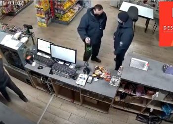 Briceni: Doi polițiști de frontieră urmăresc cu indiferență cum un tânăr este bătut și atacat cu cuțitul | VIDEO