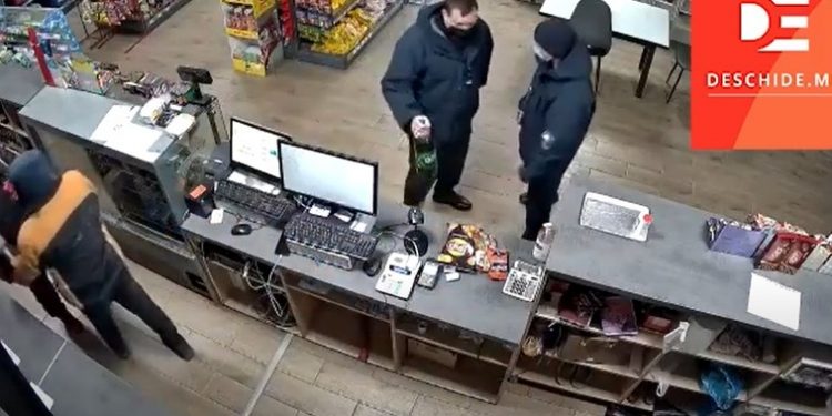 Briceni: Doi polițiști de frontieră urmăresc cu indiferență cum un tânăr este bătut și atacat cu cuțitul | VIDEO