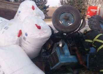 Drochia: Un tractor cu remorcă s-a inversat pe traseu în timpul deplasării. Tractoristul a rămas încarcerat în fiare | FOTO