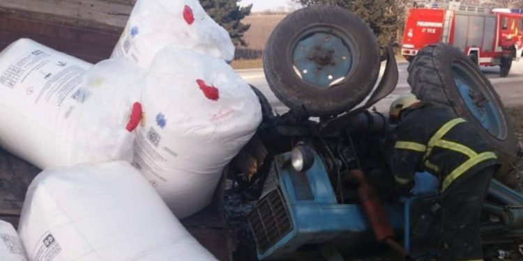 Drochia: Un tractor cu remorcă s-a inversat pe traseu în timpul deplasării. Tractoristul a rămas încarcerat în fiare | FOTO