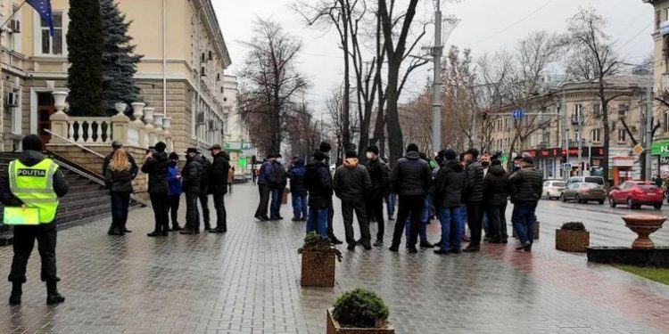 Agricultorii protestează în fața Ministerului Afacerilor de Interne