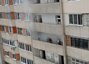 Incendiu într-un bloc din sectorul Ciocana al capitalei: tonele de apă au inundat câteva apartamente de la etajele de mai jos | VIDEO