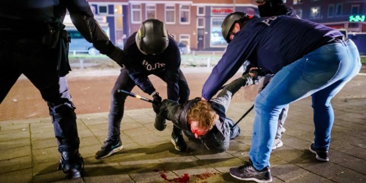 Încă o noapte cu proteste violente în 20 de oraşe din Olanda, din cauza restricţiilor. Sute de tineri au fost arestaţi