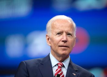 Джо Байден официально 46-ой президент США: Вместо сторонников, его приветствовали 200 тысяч американских флагов вдоль национальной аллеи | VIDEO