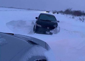 Autoritățile, (ne)pregătite de intemperie. Val de accidente, drumuri, automobile, ambulanțe și oameni blocați în troiene | VIDEO