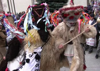 Cele mai frumoase tradiții de Crăciun pe stil vechi păstrate cu sfințenie: Glasurile urătorilor și colindătorilor au răsunat în sate | VIDEO