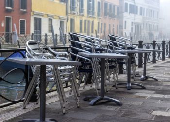 După ce a înregistrat 16.000 de noi infectări într-o zi, Italia anunță noi zone roșii și impune iar restricții dure