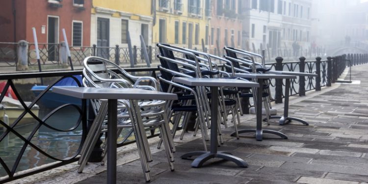 După ce a înregistrat 16.000 de noi infectări într-o zi, Italia anunță noi zone roșii și impune iar restricții dure