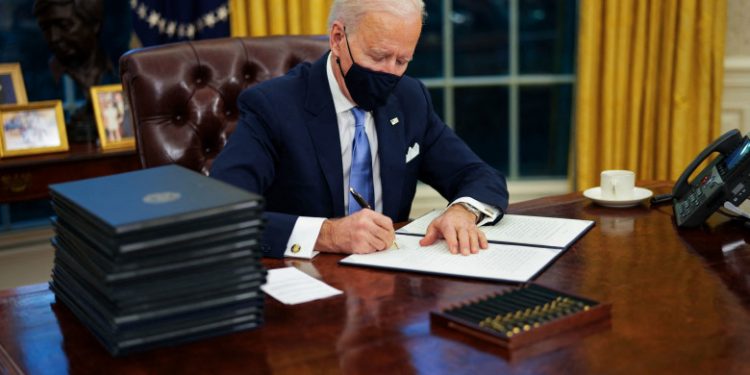 Joe Biden a semnat 17 decrete în prima zi ca președinte