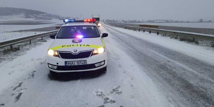 Pe unele trasee din țară circulația rutieră este îngreunată din cauza ninsorii