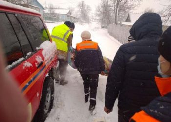 Traseele din țară care, și în acest moment, sunt blocate. Peste 200 de mașini, scoase din troiene