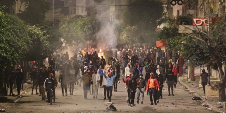 „Ne e foame!” Copii de 15 ani au fost arestați în Tunisia. Guvernul a scos armata în stradă împotriva revoluției tinerilor