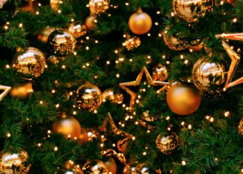 S-a uitat sau așa a fost gândit? Sărbătorile au luat sfârșit, dar Chișinăul este încă îmbrăcat în decorațiuni și Pomi de Crăciun | VIDEO