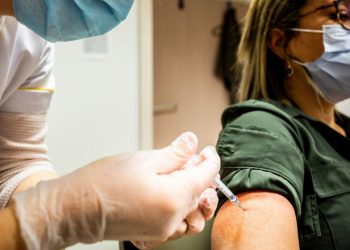 Franţa a vaccinat deja un milion de persoane şi vrea să-şi vaccineze întreaga populaţie până în august