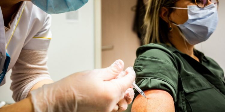 Franţa a vaccinat deja un milion de persoane şi vrea să-şi vaccineze întreaga populaţie până în august