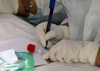 România: Peste 3.000 de noi cazuri raportate duminică. Rata de pozitivare este în creștere