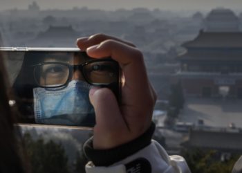 China cedează și permite echipei de experți internaționali să intre în țară pentru a cerceta originile coronavirusului