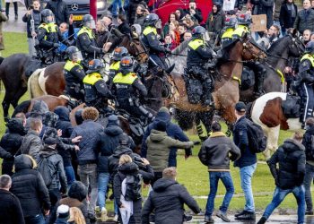 Proteste violente la Amsterdam. Oameni călcați în picioare de cai și stropiți cu apă | VIDEO
