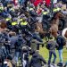 Proteste violente la Amsterdam. Oameni călcați în picioare de cai și stropiți cu apă | VIDEO