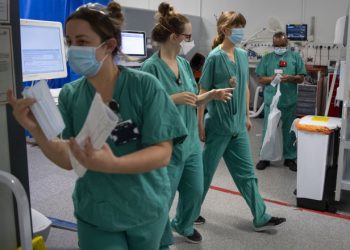 Marea Britanie intensifică vaccinarea. Spitalele s-au umplut după apariția noii tulpini de Covid