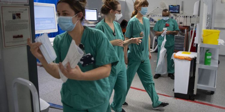 Marea Britanie intensifică vaccinarea. Spitalele s-au umplut după apariția noii tulpini de Covid