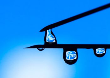 Власти Дубая сообщили о сбое в вакцинации препаратом Pfizer