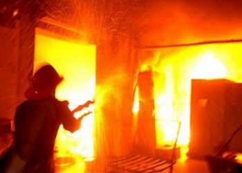 Un nou incendiu în Capitală: Primul etaj al unei locuințe, distrus de flăcări | VIDEO