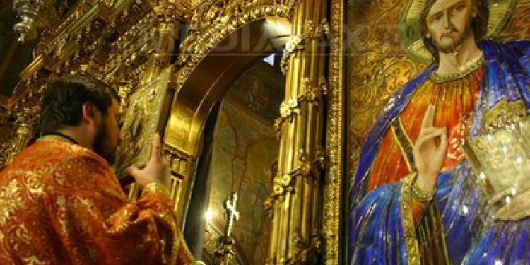 Obiceiurile de Crăciun sunt păstrate și promovate în satele Moldovei: preoții vizitează enoriașii și le binecuvântează gospodăriile | VIDEO