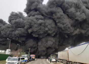 Incendiu uriaș la un depozit din România. Cetățenii au primit mesaje de avertizare