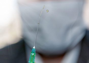 În Mare Britanie au apărut vaccinuri false. Poliția caută un bărbat care a injectat o femeie cu o substanță necunoscută