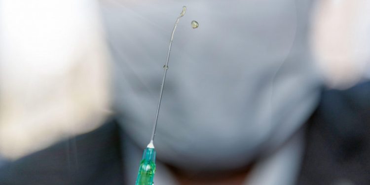 În Mare Britanie au apărut vaccinuri false. Poliția caută un bărbat care a injectat o femeie cu o substanță necunoscută