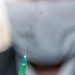 În Mare Britanie au apărut vaccinuri false. Poliția caută un bărbat care a injectat o femeie cu o substanță necunoscută