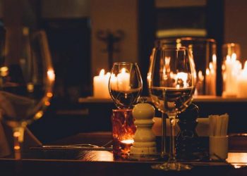 ”Vrem să lucrăm în regim normal”: Zeci de localuri din Chișinău au protestat aseară împotriva faptului că autoritățile nu le permit să activeze după ora 22:00 | VIDEO