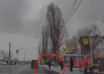 Lunecușul face victime în Capitală: Un bărbat, cât pe ce să ajungă sub roțile unui automobil, iar mai multe persoane au ajuns la spital | VIDEO