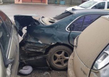 Trei dintr-o lovitură: Un șofer de camion a făcut prăpăd într-o parcare, la Basarabeasca