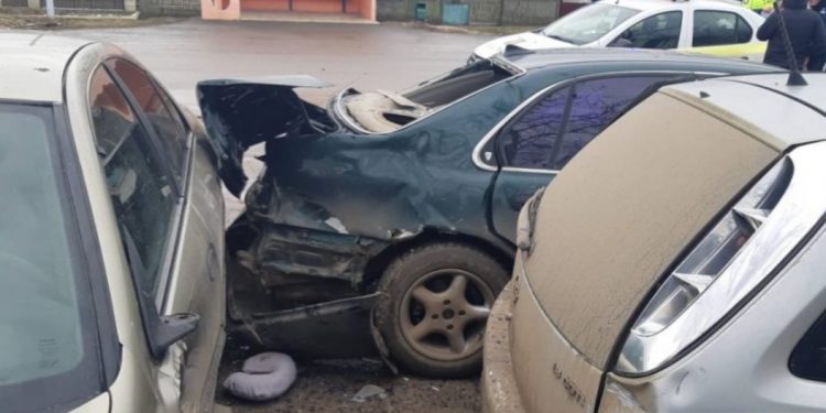 Trei dintr-o lovitură: Un șofer de camion a făcut prăpăd într-o parcare, la Basarabeasca