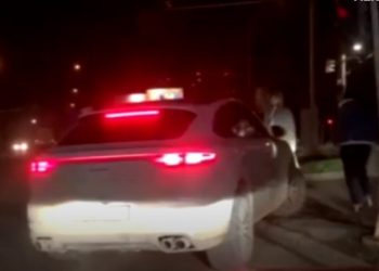 Imagini noi: Momentul în care șoferul iese înfuriat din Porsche și trage cu pumnii în capul trecătorilor