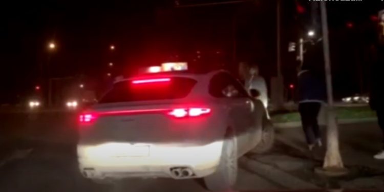 Imagini noi: Momentul în care șoferul iese înfuriat din Porsche și trage cu pumnii în capul trecătorilor