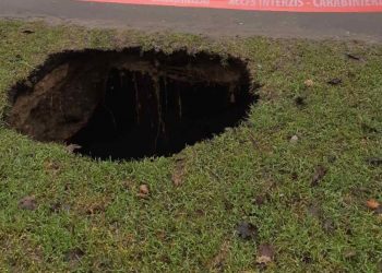 Se surpă pământul: O gaură adâncă și periculoasă s-a format pe o stradă din Chișinău