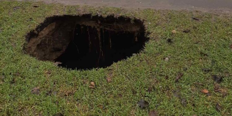 Se surpă pământul: O gaură adâncă și periculoasă s-a format pe o stradă din Chișinău