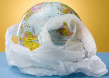 Sancțiunile au intrat în vigoare: Ce amenzi riscă cei care utilizează și comercializează pungile și vesela din plastic